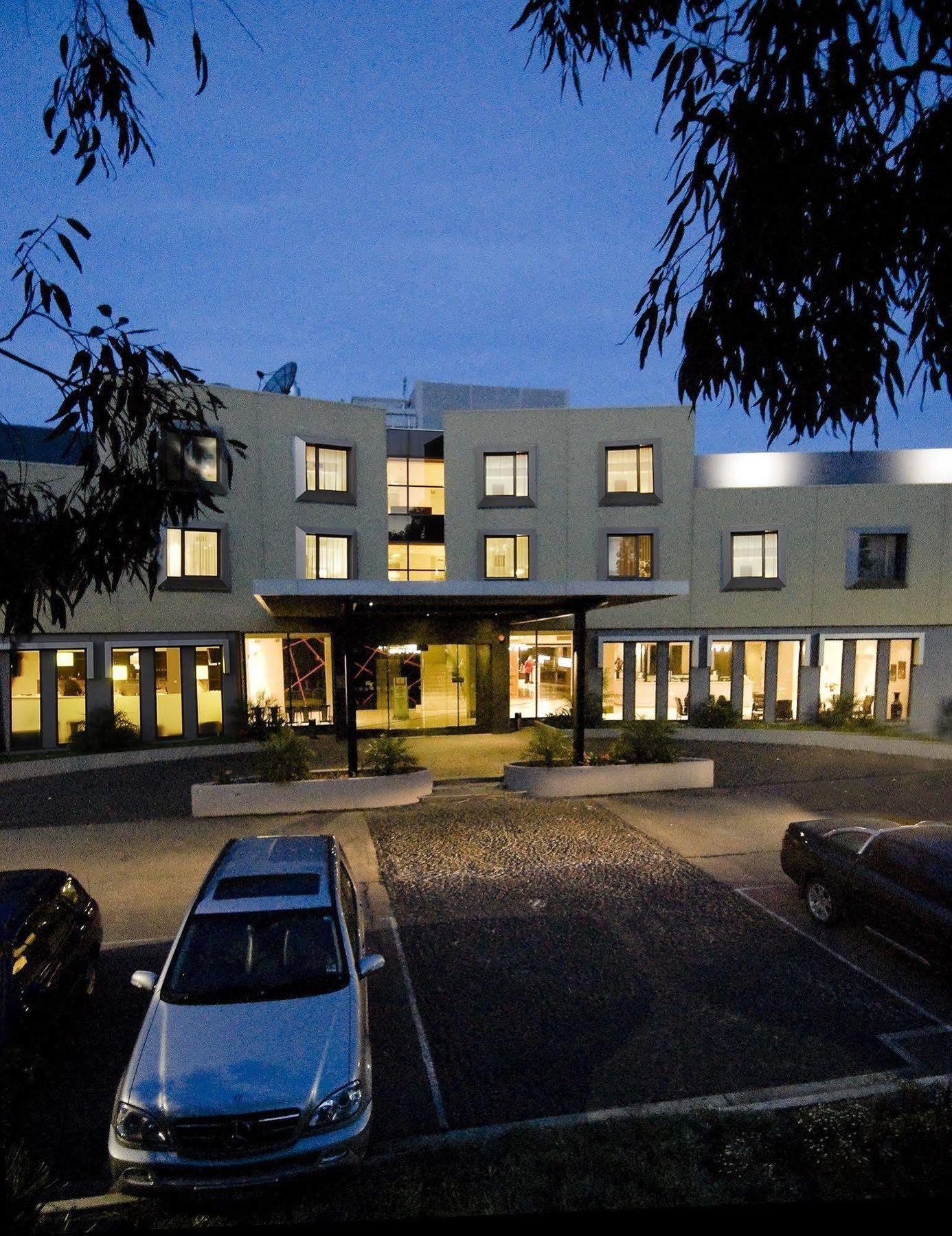Golden Pebble Hotel Wantirna Bagian luar foto